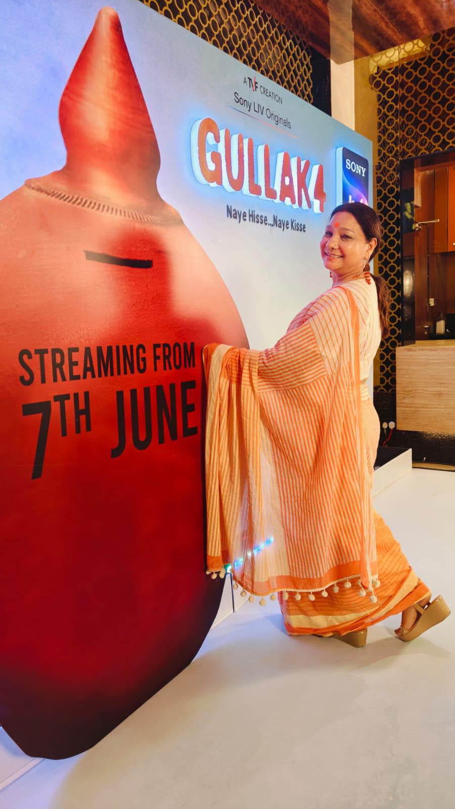 BANANA Orange Ombre Saree with Tie Up Blouse Set of 2)