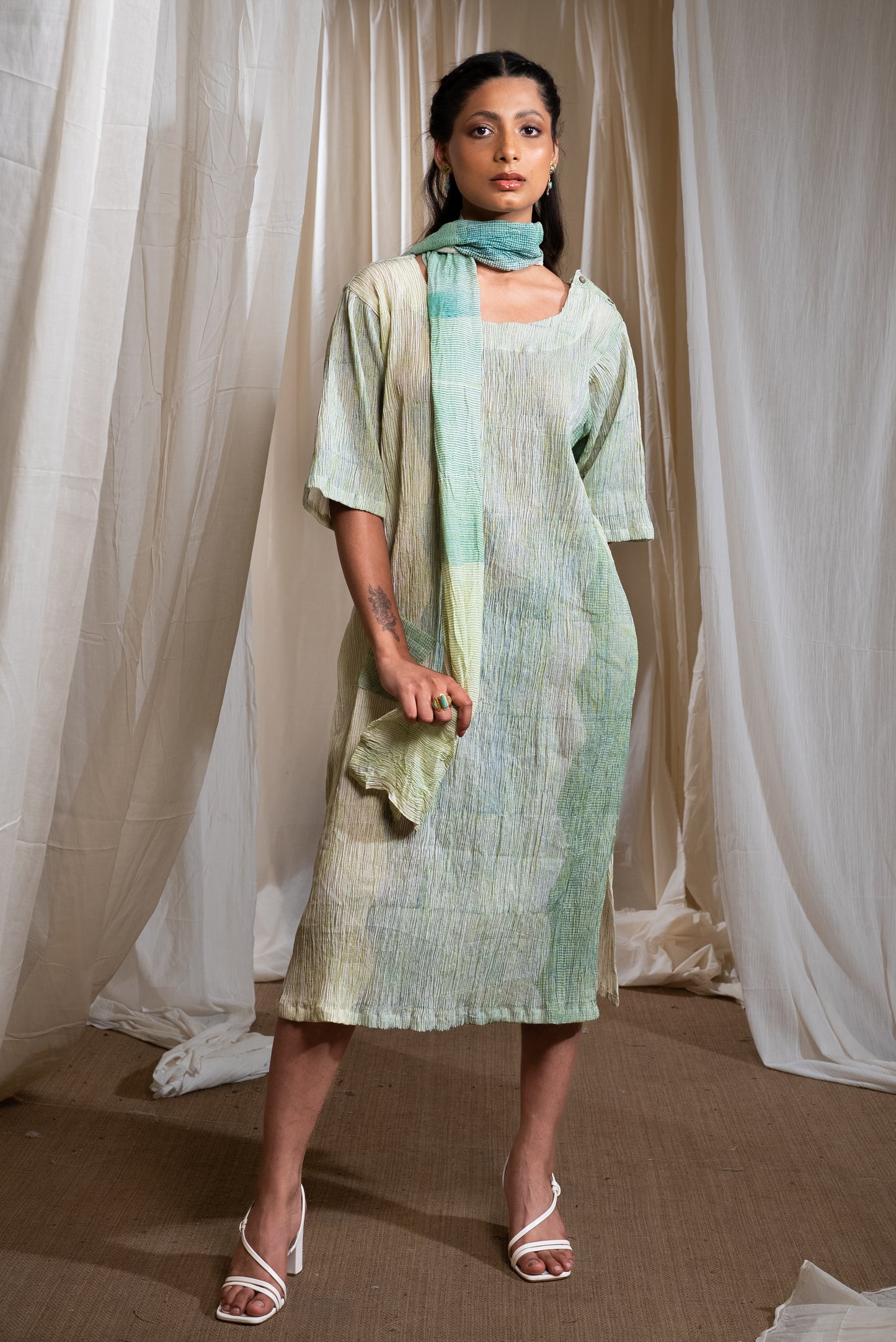 MARINA crinkled texture dress with stole