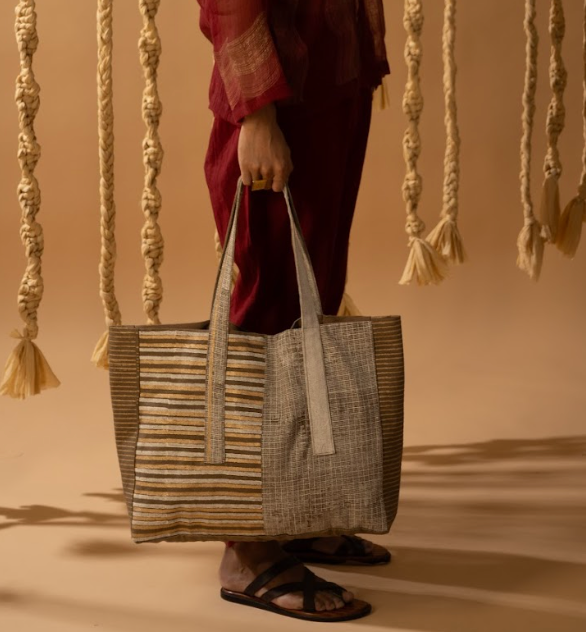Aurum Viola  Graded Large Muddy Tote Bag